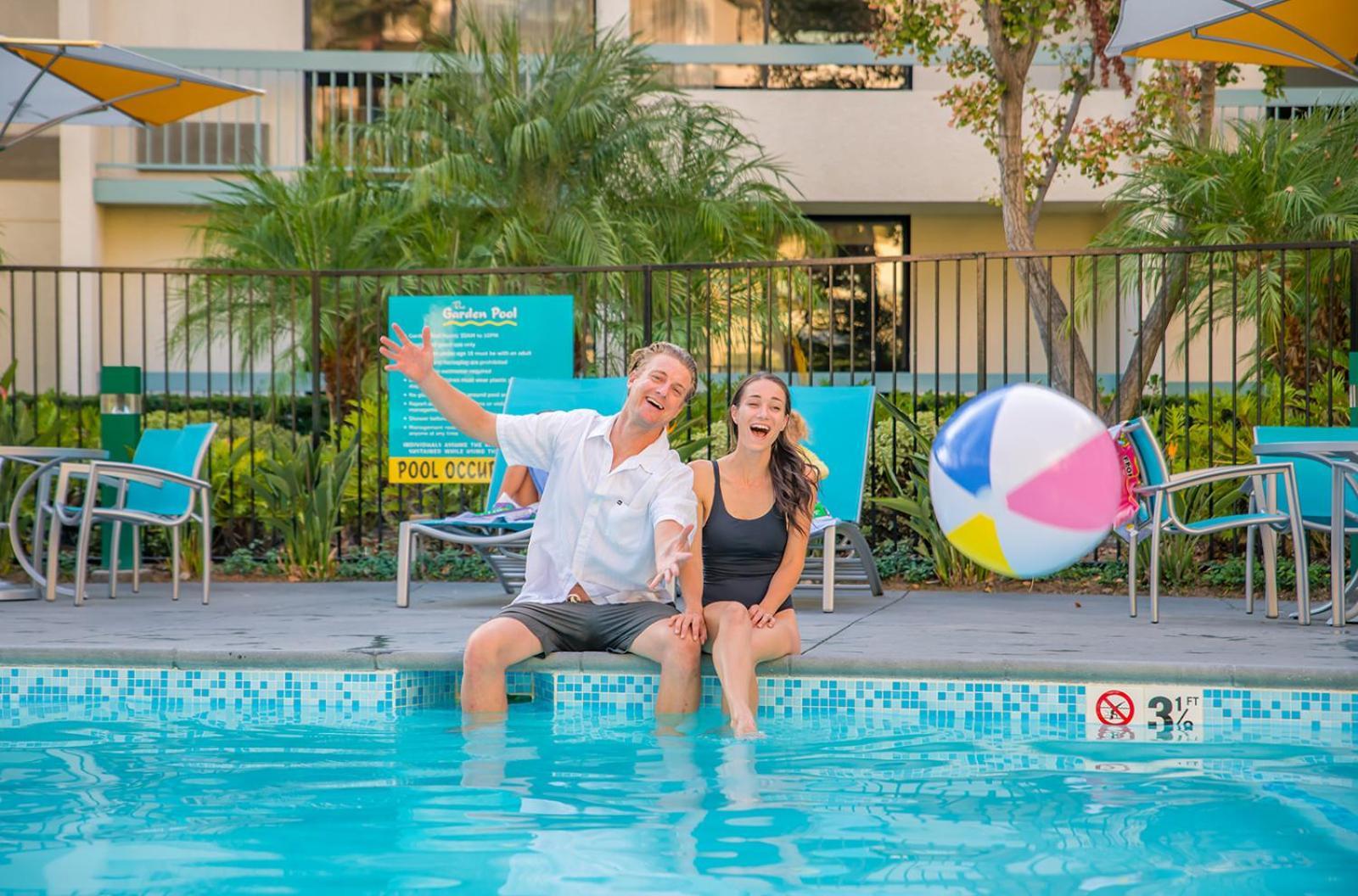 Howard Johnson By Wyndham Anaheim Hotel & Water Playground Bagian luar foto