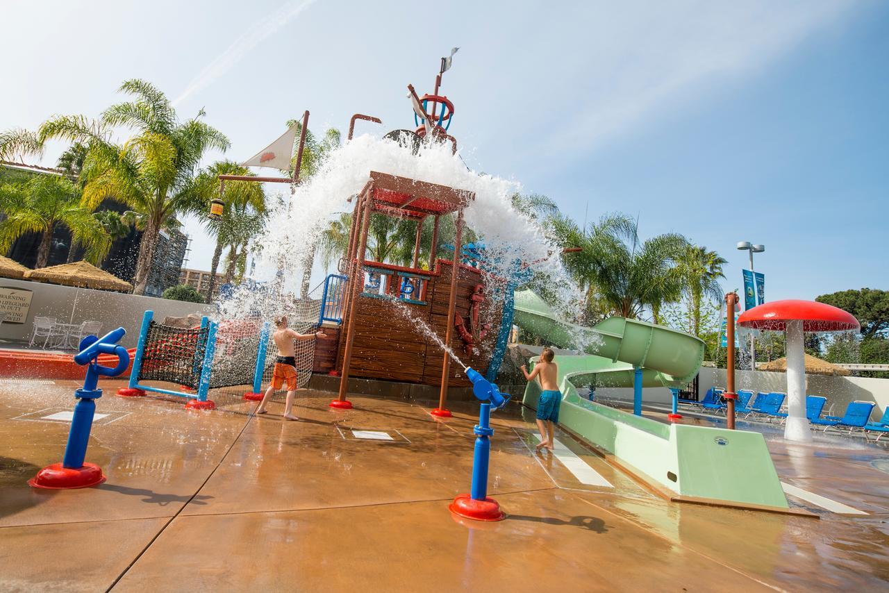 Howard Johnson By Wyndham Anaheim Hotel & Water Playground Bagian luar foto
